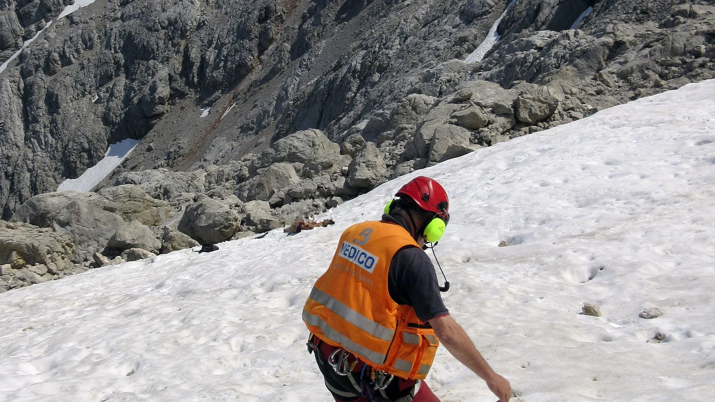 Rescate del cuerpo de un montañero fallecido en los Picos de Europa Rescate del cuerpo de un montañero fallecido en los Picos de Europa