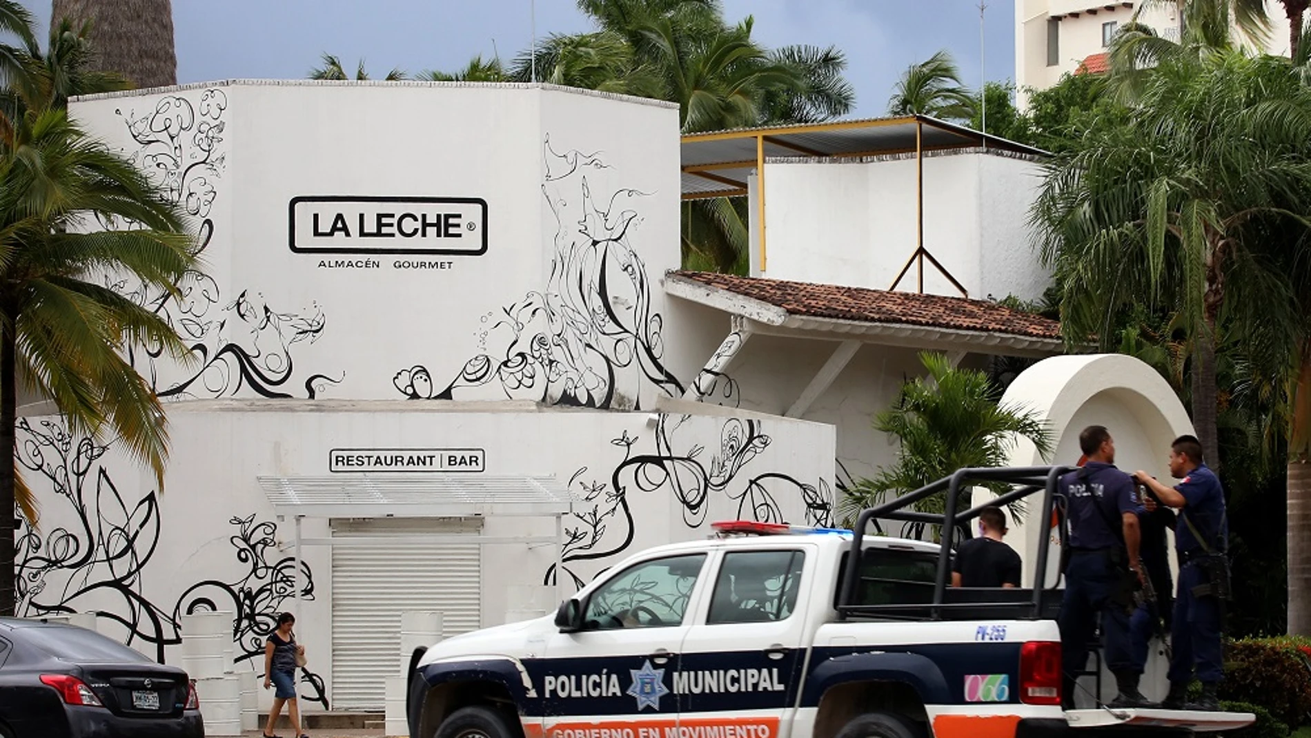 Fotografía del restaurante La Leche vigilado por la policía