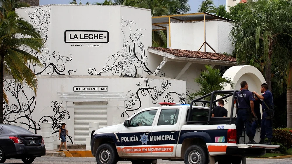 Fotografía del restaurante La Leche vigilado por la policía