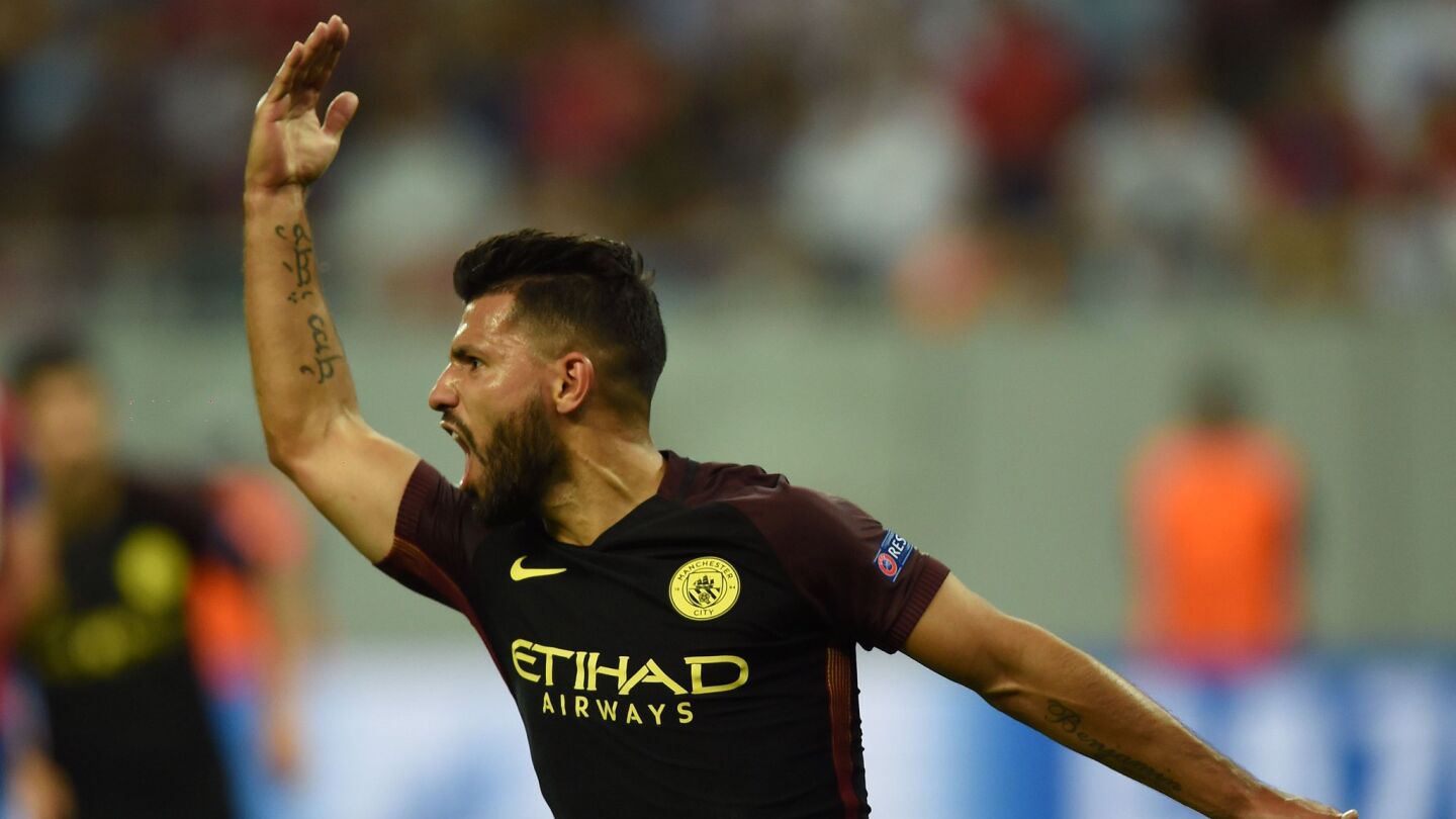 Ag&uuml;ero celebra su tanto al Steaua