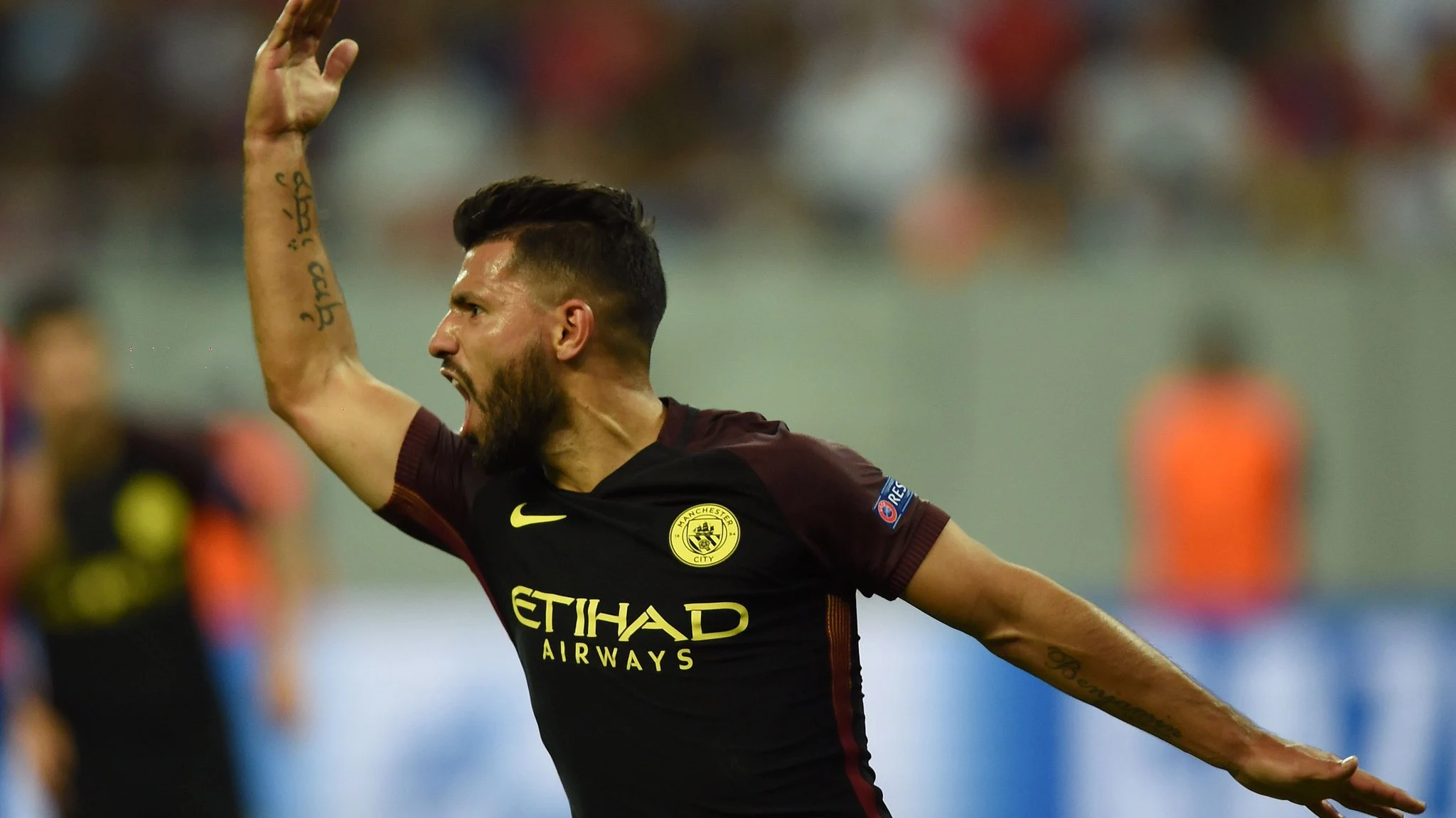 Agüero celebra su tanto al Steaua