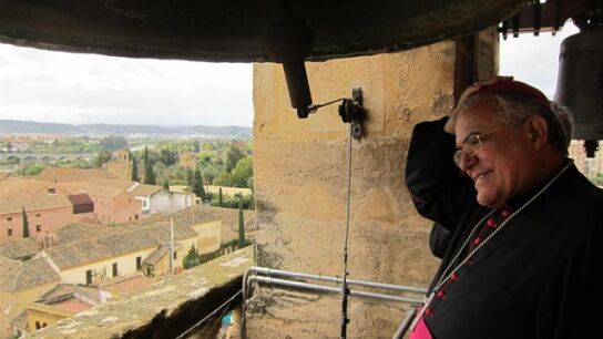 El obispo de C&oacute;rdoba observa la catedral desde la torre del campanario