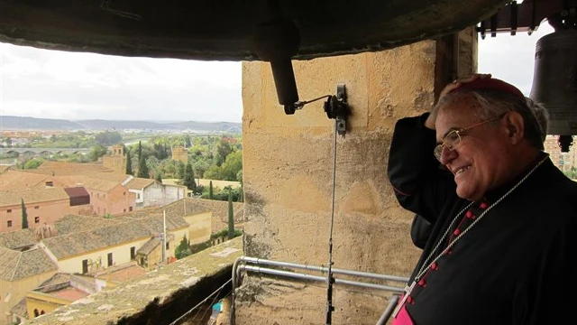 El obispo de Córdoba observa la catedral desde la torre del campanario El obispo de Córdoba observa la catedral desde la torre del campanario