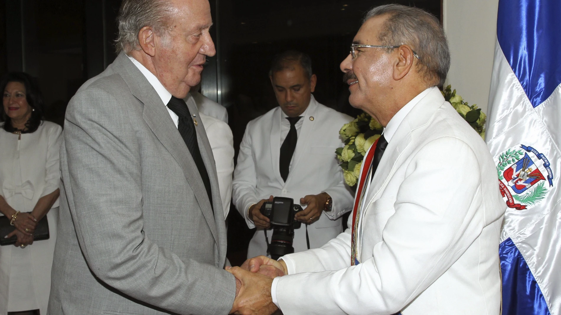 Don Juan Carlos saluda al presidente dominicano Danilo Medina 