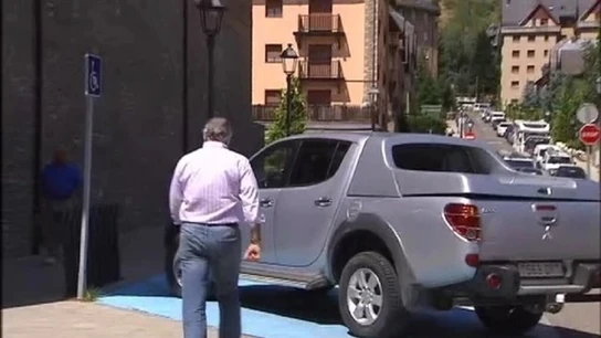Bárcenas aparca en una plaza de discapacitados para firmar en el juzgado de Vielha Bárcenas aparca en una plaza de discapacitados para firmar en el juzgado de Vielha