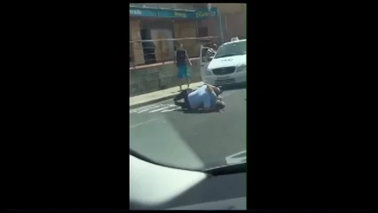 Frame 9.752119 de: Dos taxistas protagonizan una brutal pelea por hacerse con una carrera de 80 kilómetros Frame 9.752119 de: Dos taxistas protagonizan una brutal pelea por hacerse con una carrera de 80 kilómetros