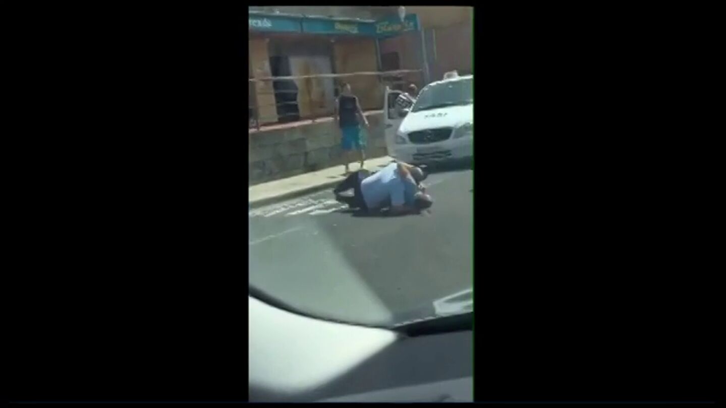 Frame 9.752119 de: Dos taxistas protagonizan una brutal pelea por hacerse con una carrera de 80 kil&oacute;metros