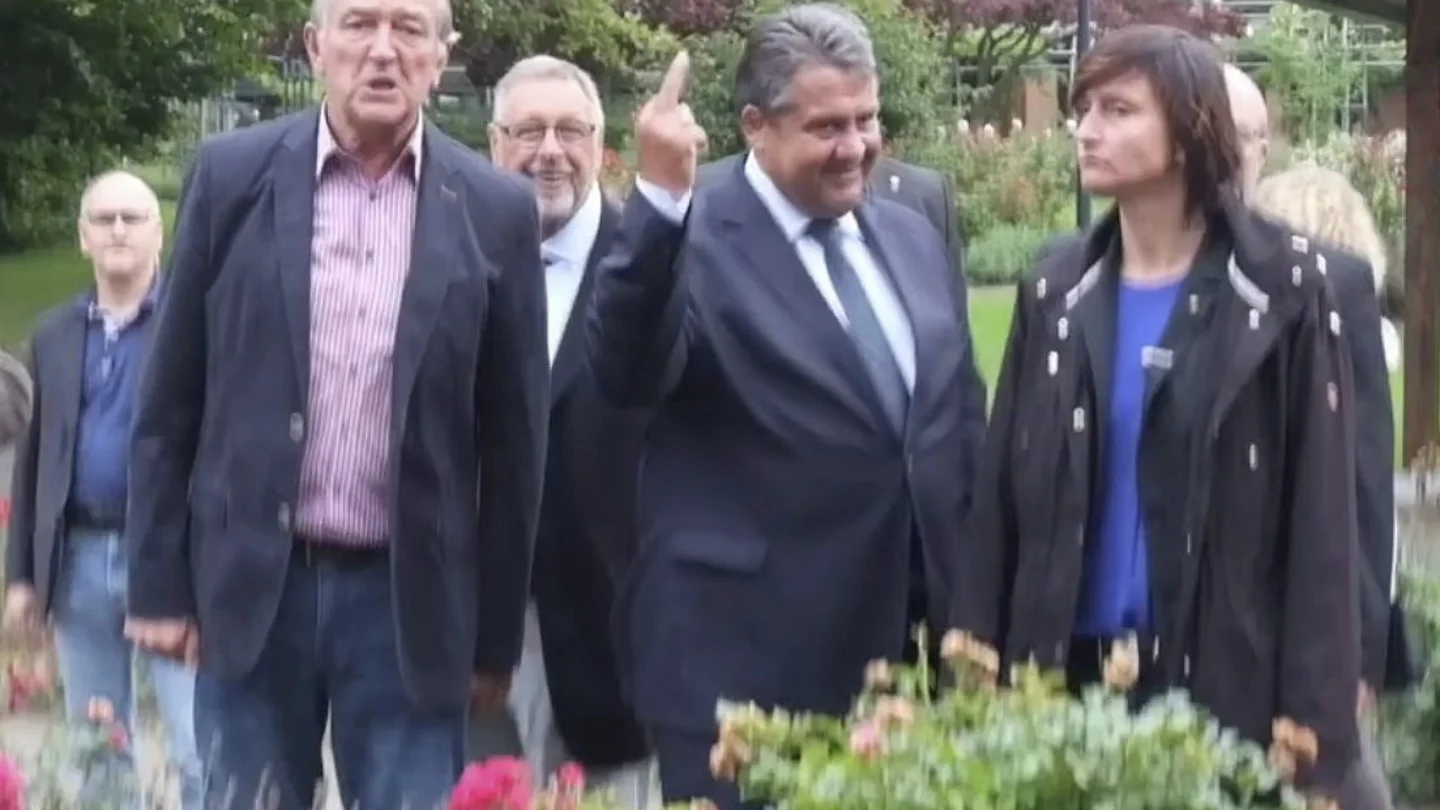 Sigmar Gabriel dedica una peineta a un grupo de neonazis Sigmar Gabriel dedica una peineta a un grupo de neonazis