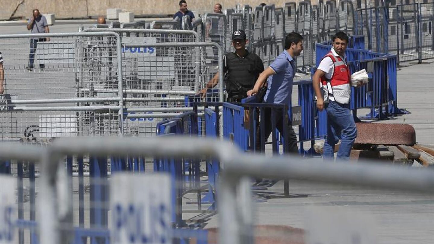 Miembros de la polic&iacute;a turca aseguran los alrededores del juzgado de Estambul con vallas en Turqu&iacute;a