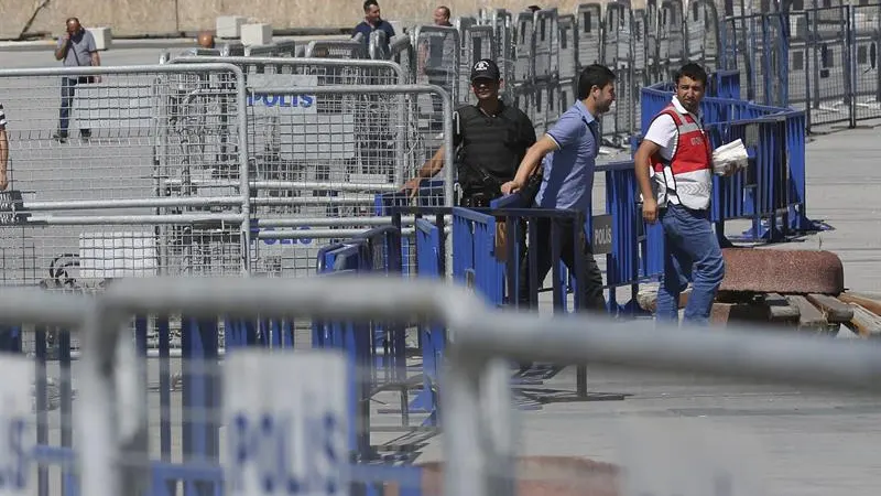 Miembros de la polic&iacute;a turca aseguran los alrededores del juzgado de Estambul con vallas en Turqu&iacute;a