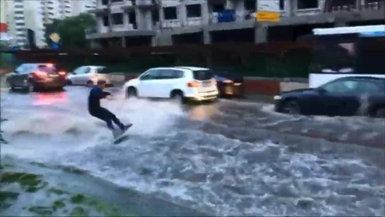 Frame 13.517815 de: Un hombre aprovecha las inundaciones de Moscú para hacer ‘wakeboard’ en plena calle Frame 13.517815 de: Un hombre aprovecha las inundaciones de Moscú para hacer ‘wakeboard’ en plena calle