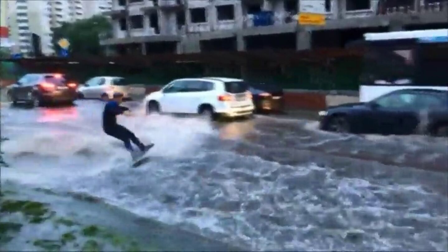 Frame 13.517815 de: Un hombre aprovecha las inundaciones de Mosc&uacute; para hacer &lsquo;wakeboard&rsquo; en plena calle