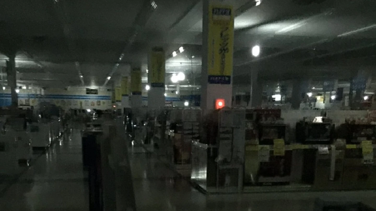 Un hombre se queda encerrado en una tienda de Japón tras dormirse en un sillón de masajes Un hombre se queda encerrado en una tienda de Japón tras dormirse en un sillón de masajes