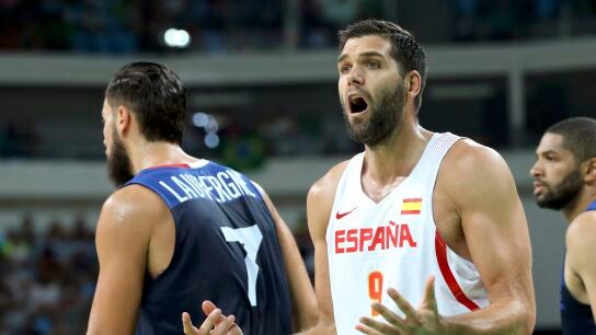 Felipe Reyes protesta ante los &aacute;rbitros en el partido contra Francia