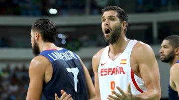 Felipe Reyes protesta ante los árbitros en el partido contra Francia