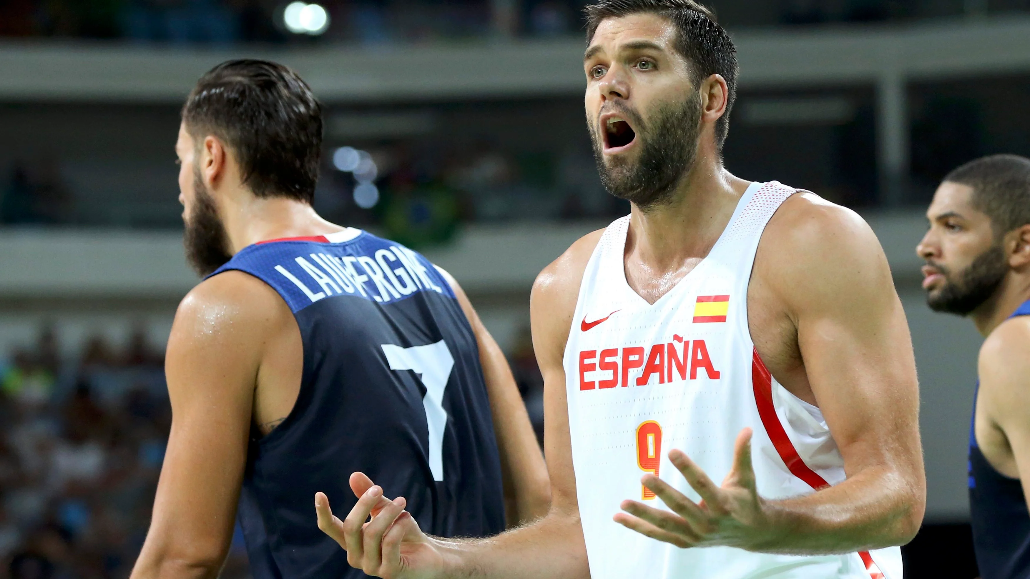 Felipe Reyes protesta ante los árbitros en el partido contra Francia