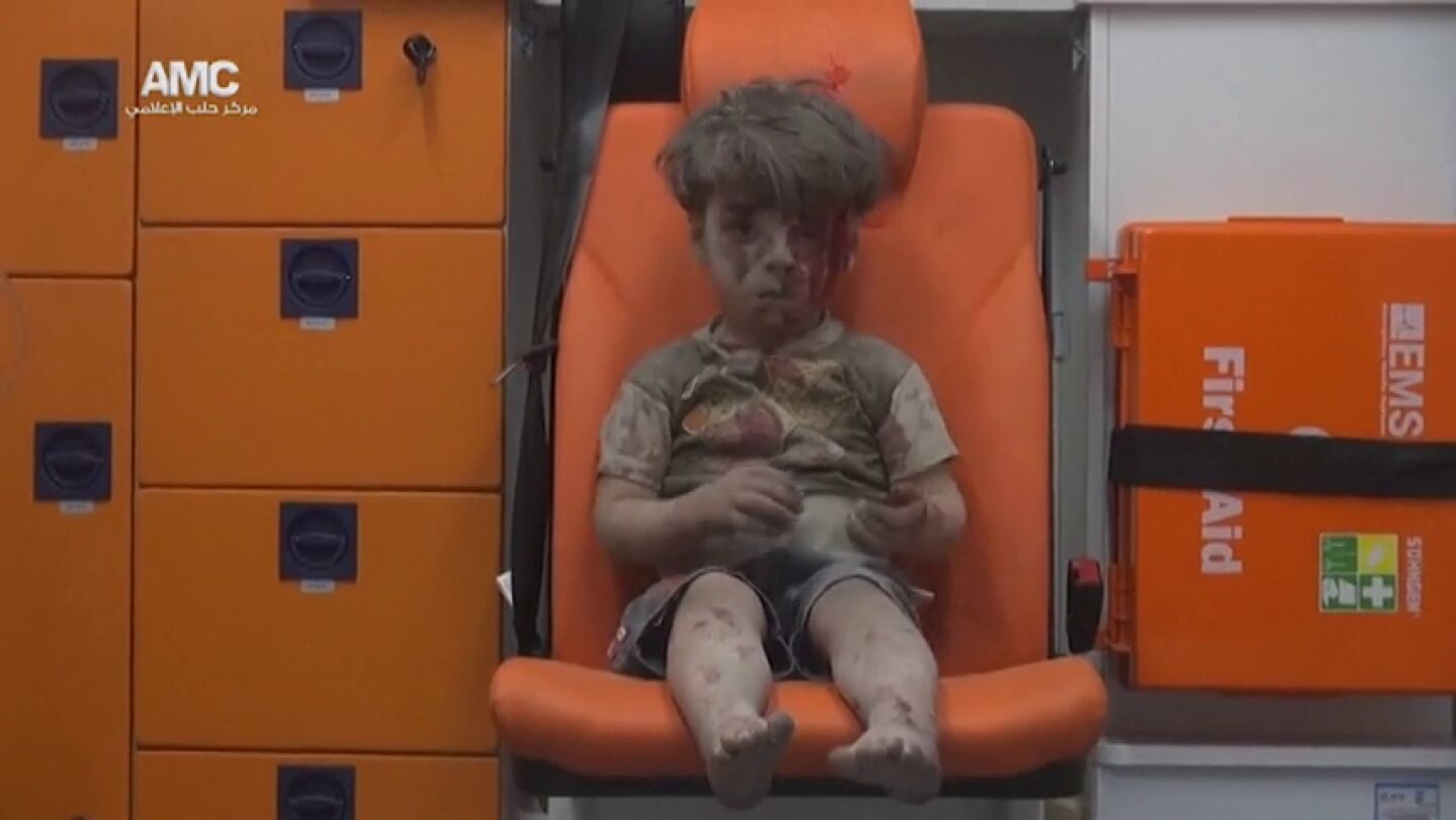Omran, un peque&ntilde;o de cinco a&ntilde;os que se ha convertido en la imagen m&aacute;s inocente del horror en Siria