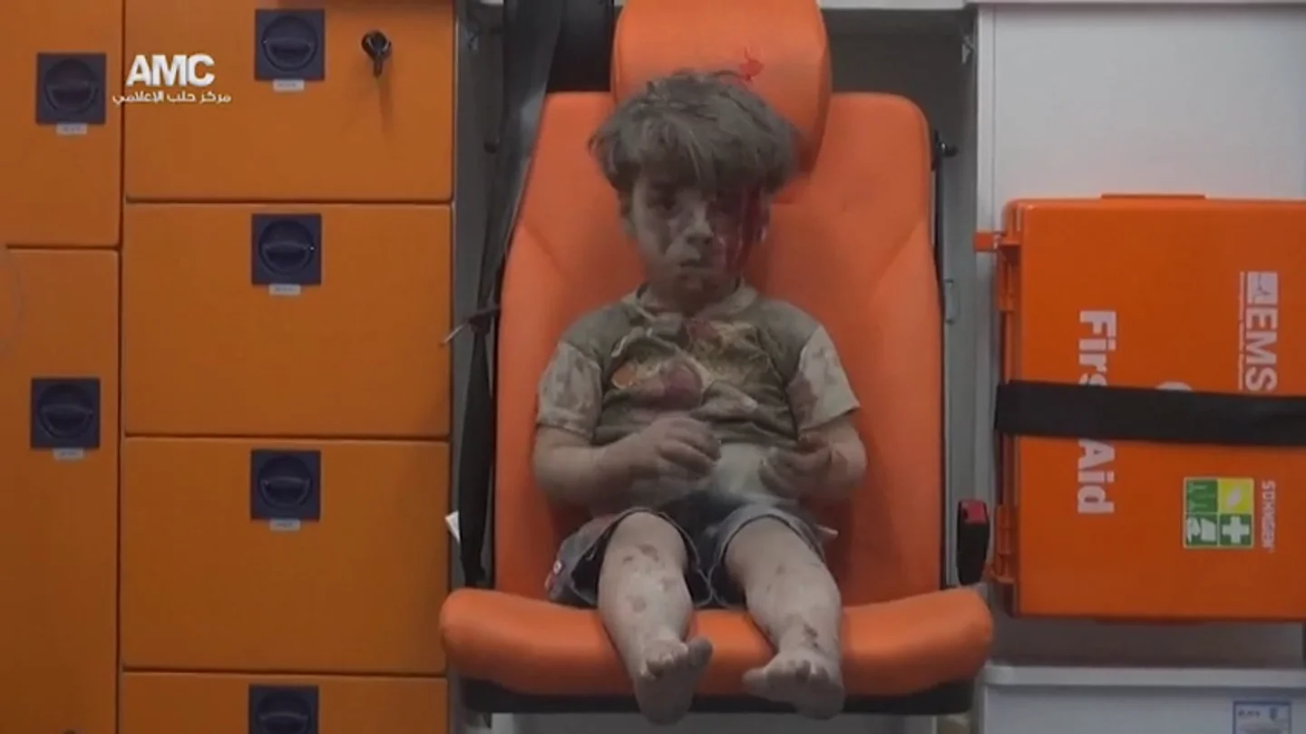 Omran, un pequeño de cinco años que se ha convertido en la imagen más inocente del horror en Siria Omran, un pequeño de cinco años que se ha convertido en la imagen más inocente del horror en Siria