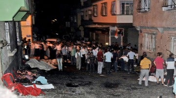 Gente en la calle tras el ataque en una ceremonia kurda.