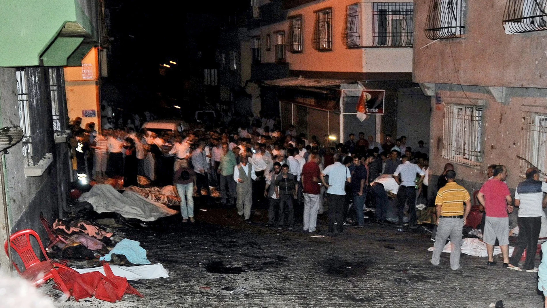 Gente en la calle tras el ataque en una ceremonia kurda.
