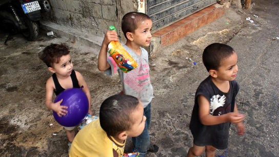Ni&ntilde;os sirios y palestinos conviven en el campo de refugiados palestino de Chatila, en Beirut