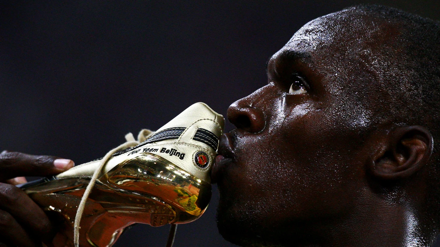 Usain Bolt besa una de sus zapatillas tras la carrera de los 100 metros de los Juegos de Pekín Usain Bolt besa una de sus zapatillas tras la carrera de los 100 metros de los Juegos de Pekín