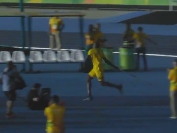 Usain Bolt, haciendo lanzamiento de jabalina Usain Bolt, haciendo lanzamiento de jabalina