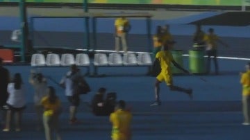 Usain Bolt, haciendo lanzamiento de jabalina