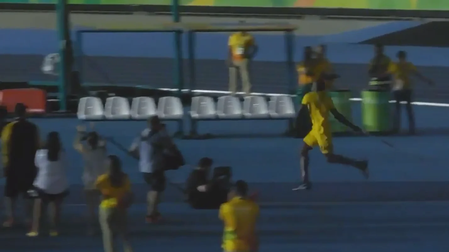 Usain Bolt, haciendo lanzamiento de jabalina