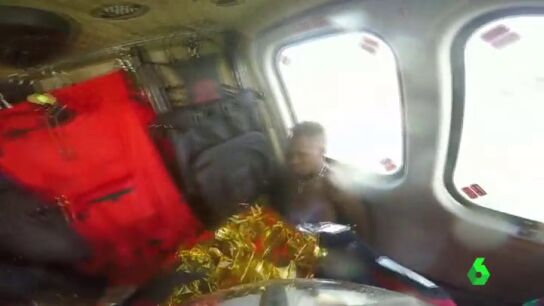 Frame 21.757038 de: Espectacular rescate de un joven que qued&oacute; atrapado en unas rocas por el fuerte oleaje en una playa de Gij&oacute;n