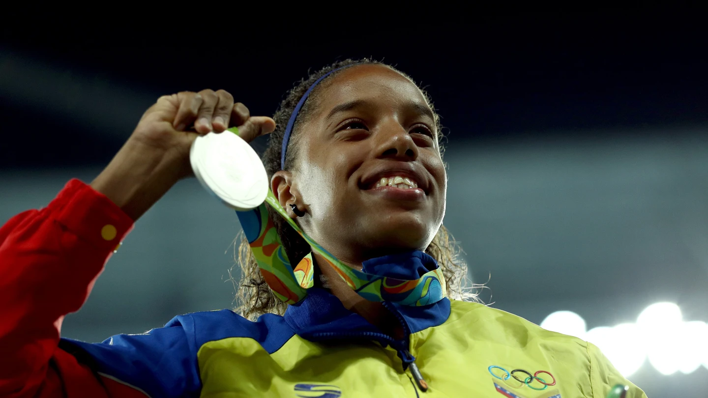 Yulimar Rojas sostiene su medalla de plata conseguida en triple salto Yulimar Rojas sostiene su medalla de plata conseguida en triple salto