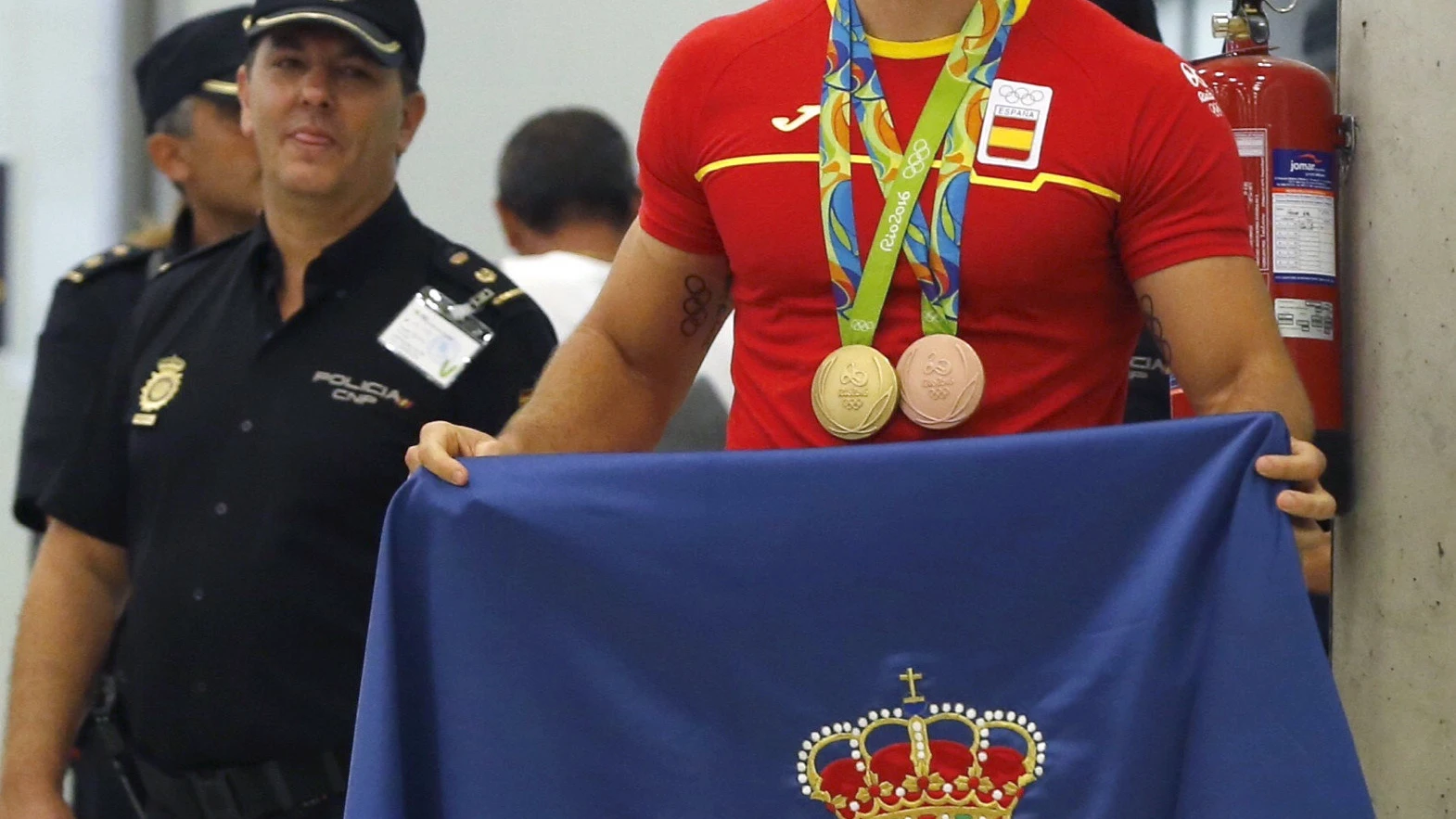 Saúl Craviotto muestra orgulloso las medallas conseguidas en Río 2016