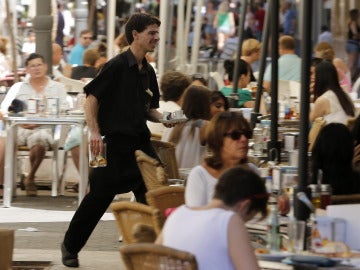 Un camarero trabajando en verano Un camarero trabajando en verano