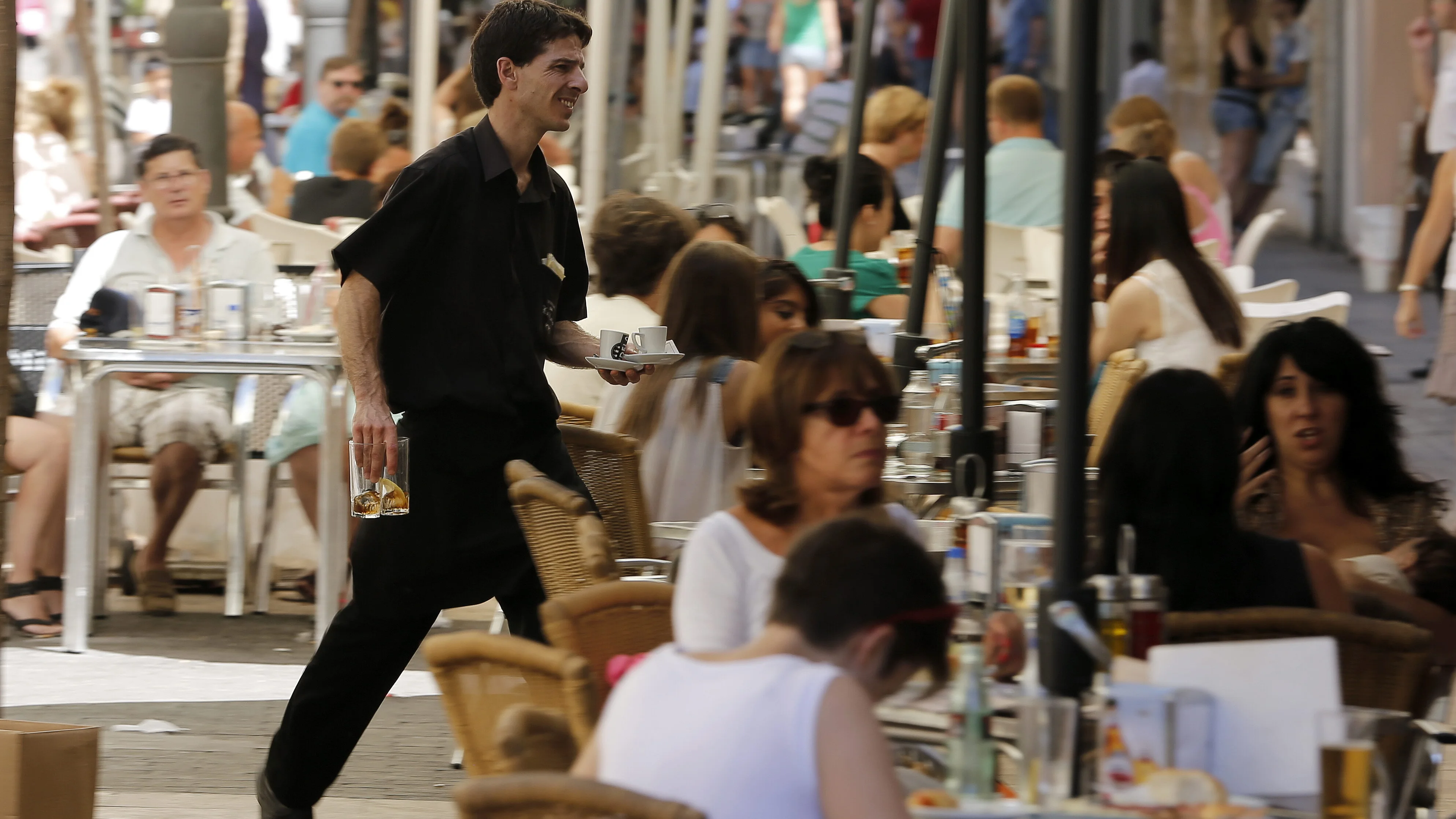 Un camarero trabajando en verano