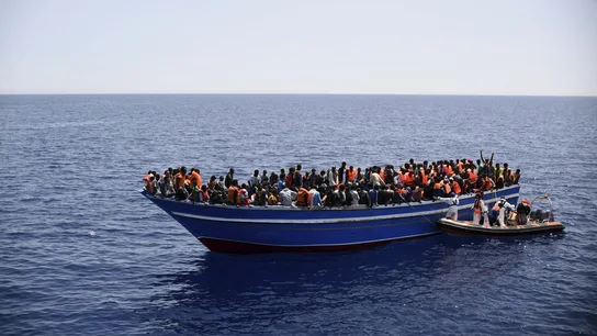Una imagen de archivo de una barca llena de inmigrantes en el mar Mediterráneo. Una imagen de archivo de una barca llena de inmigrantes en el mar Mediterráneo.