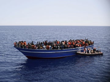 Una imagen de archivo de una barca llena de inmigrantes en el mar Mediterráneo. Una imagen de archivo de una barca llena de inmigrantes en el mar Mediterráneo.