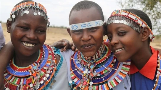 Tres chicas keniatas tras haber pasado por el nuevo ritual Tres chicas keniatas tras haber pasado por el nuevo ritual
