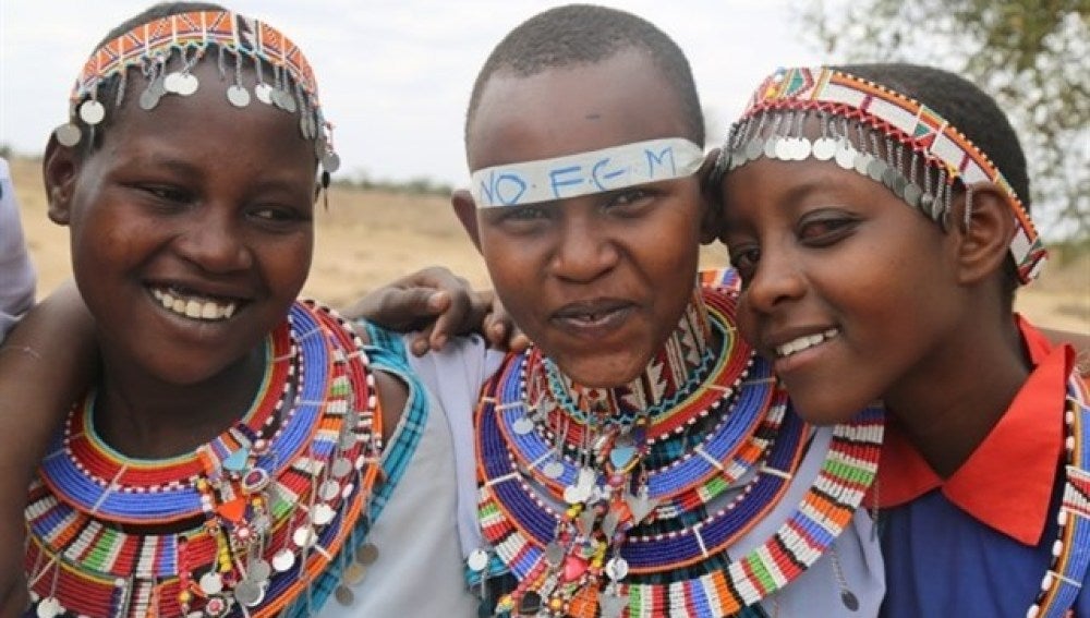 Tres chicas keniatas tras haber pasado por el nuevo ritual