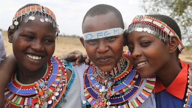 Tres chicas keniatas tras haber pasado por el nuevo ritual