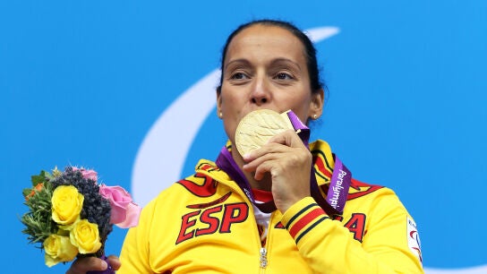 Teresa Perales besa una de sus medallas