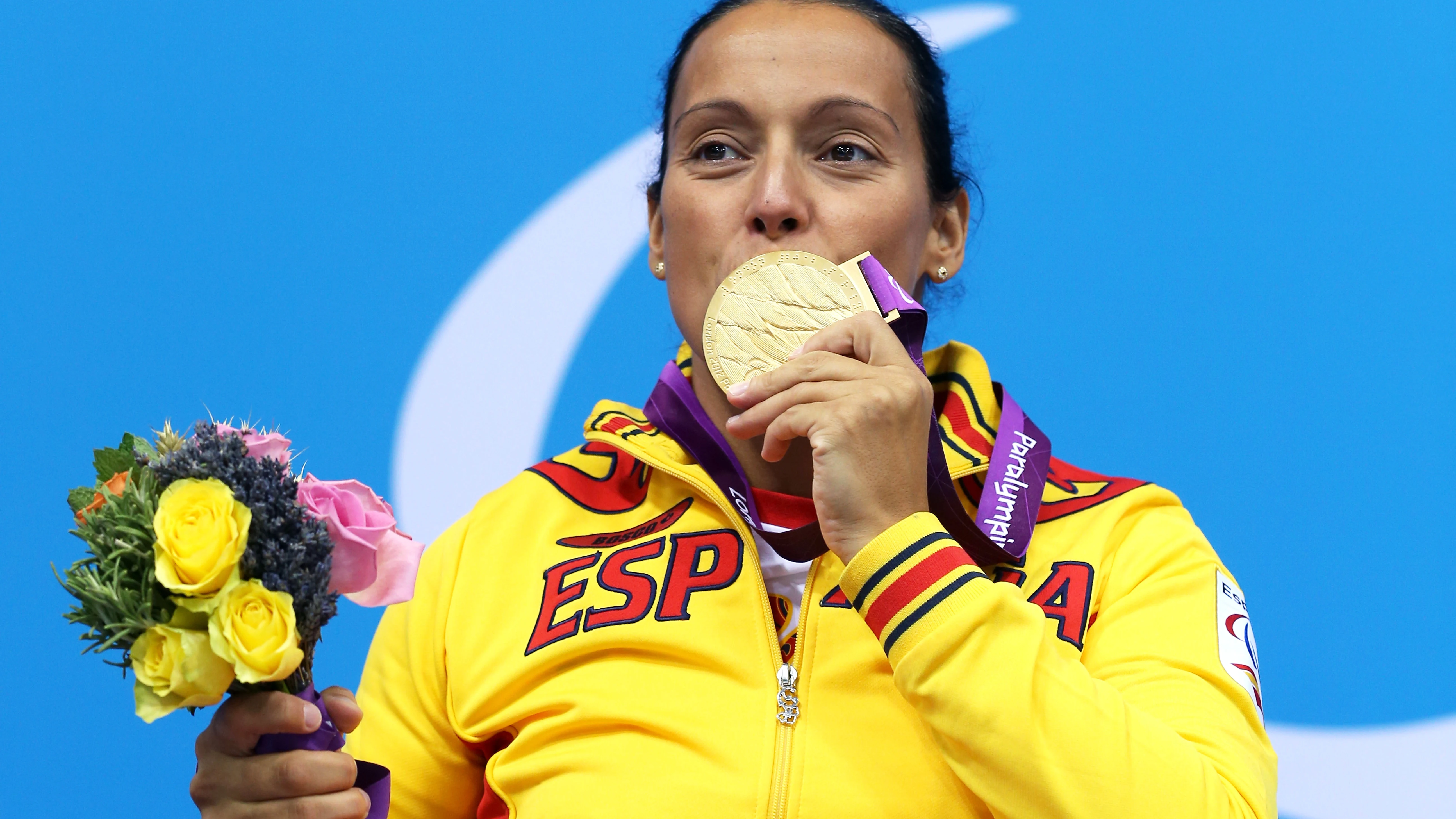 Teresa Perales besa una de sus medallas