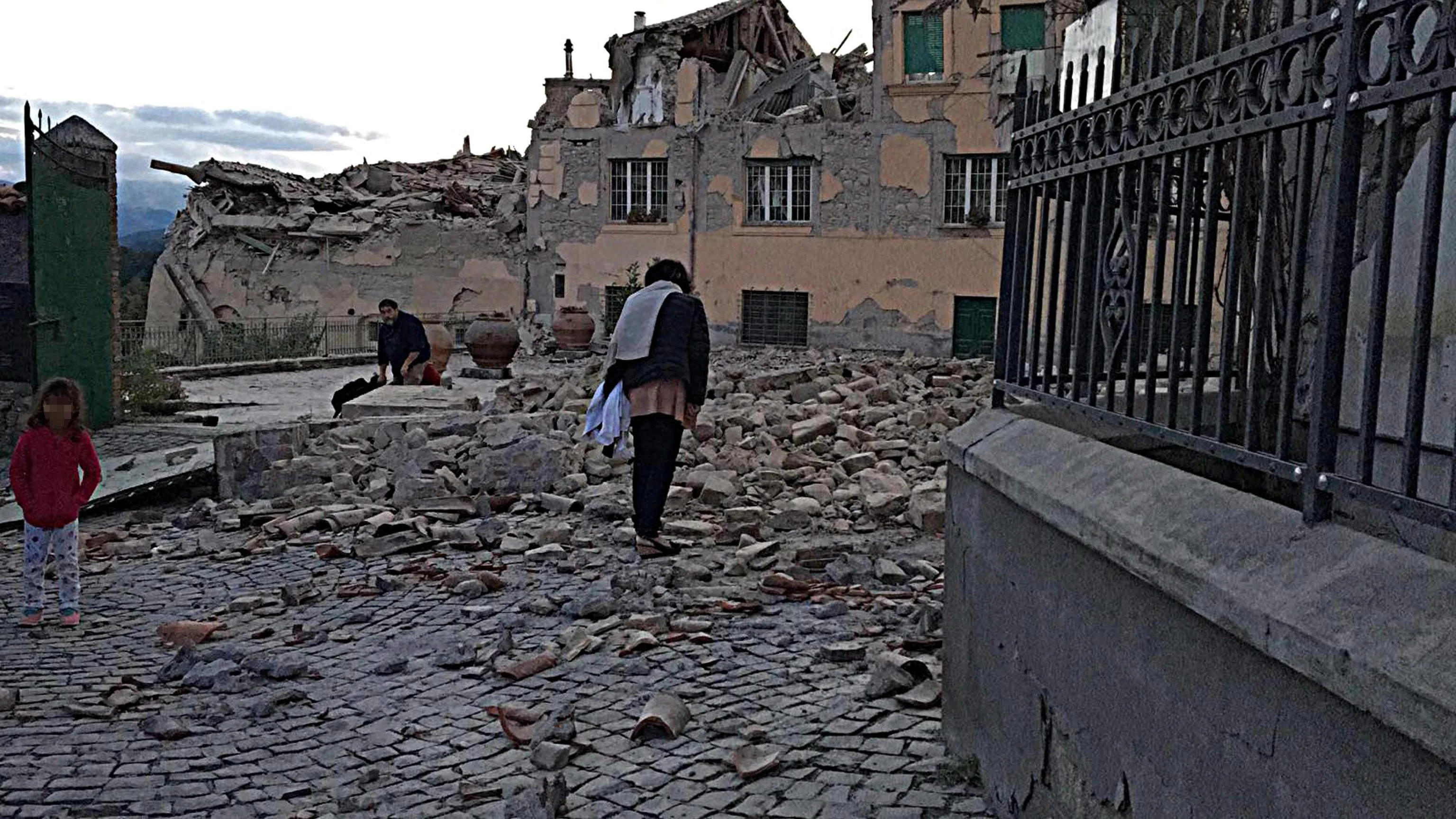 Viviendas afectadas tras el terremoto de 6.2 de magnitud Viviendas afectadas tras el terremoto de 6.2 de magnitud
