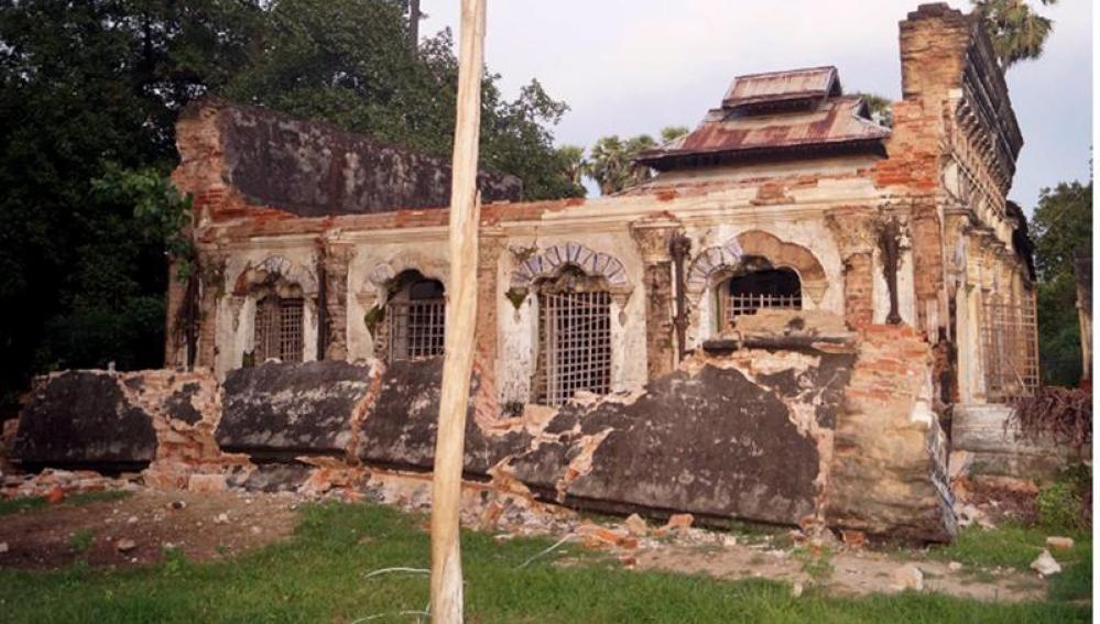 Un templo afectado por el terremoto en Birmania