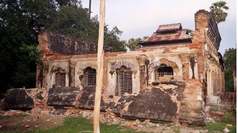 Un templo afectado por el terremoto en Birmania Un templo afectado por el terremoto en Birmania