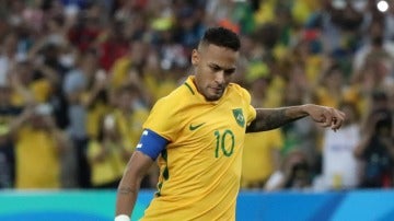 Neymar lanzando el penalti que daba el triunfo a Brasil en los JJOO