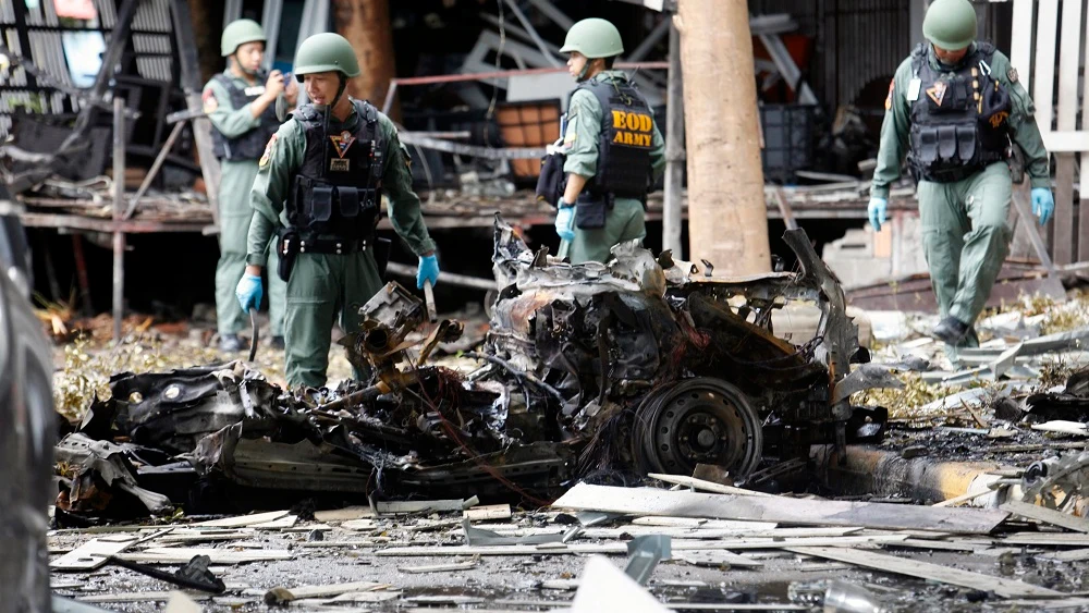 Integrantes del escuadr&oacute;n antiexplosivos de tailand&eacute;s EOD inspeccionan los restos de un veh&iacute;culo