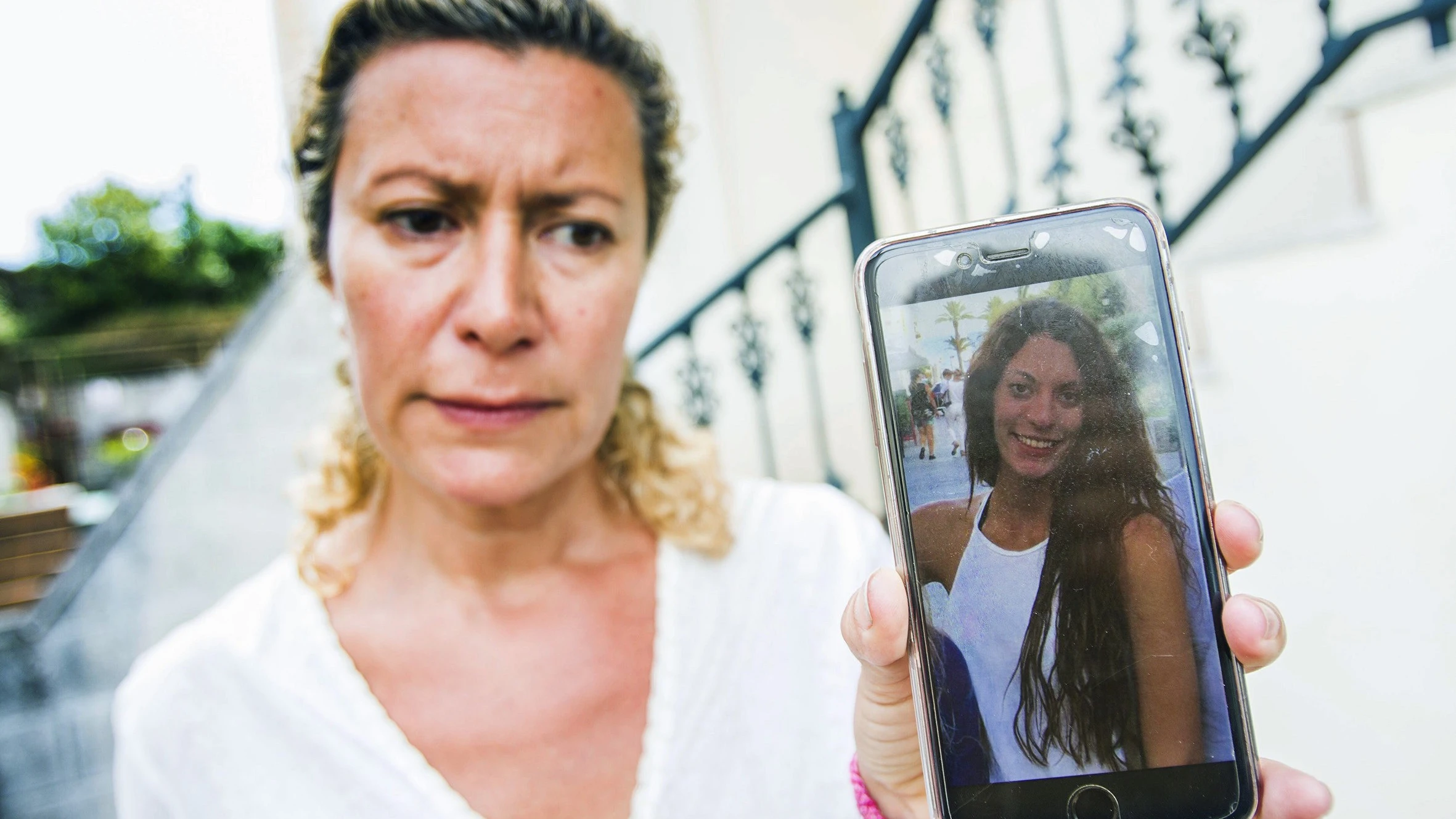 La madre de la joven mostrando una foto de su hija.