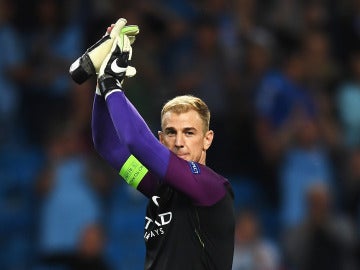 Joe Hart aplaude a la afición en su despedida del Etihad Joe Hart aplaude a la afición en su despedida del Etihad