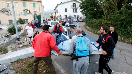 Los equipos de rescate llevan a una persona en una camilla tras el terremoto en Amatrice Los equipos de rescate llevan a una persona en una camilla tras el terremoto en Amatrice