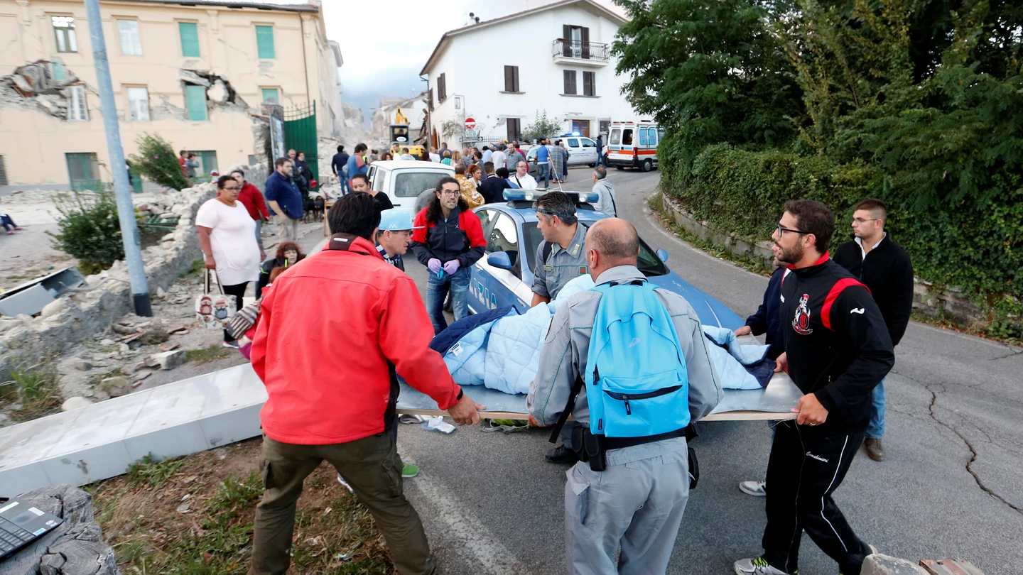 Los equipos de rescate llevan a una persona en una camilla tras el terremoto en Amatrice Los equipos de rescate llevan a una persona en una camilla tras el terremoto en Amatrice